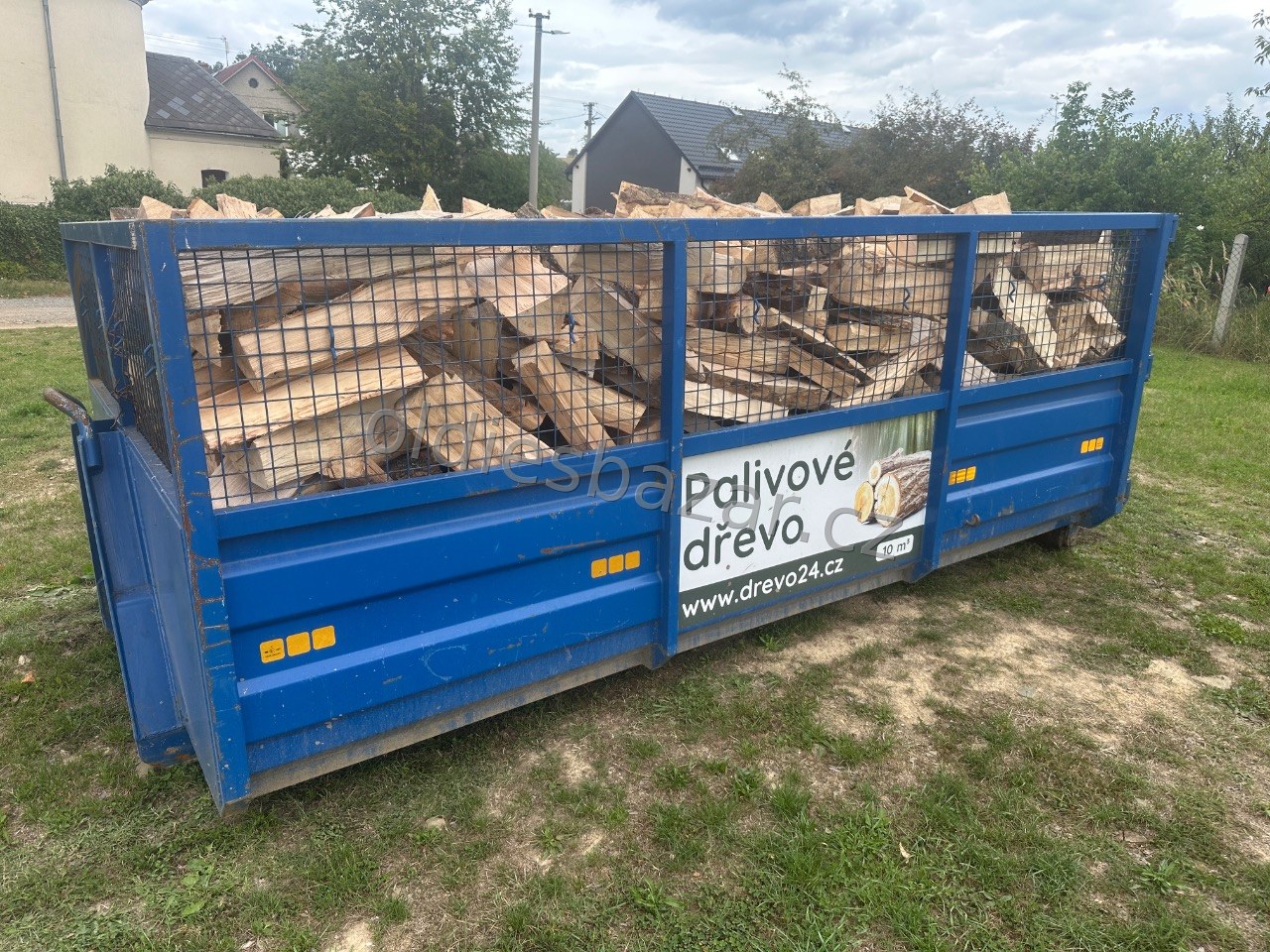 Štípané palivové dřevo s dovozem v okolí Krnova