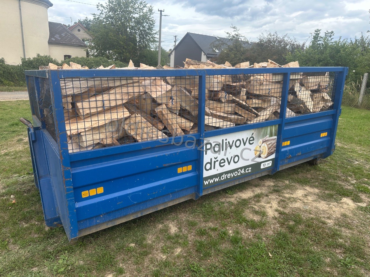 Štípané palivové dřevo s dovozem v okolí Krnova