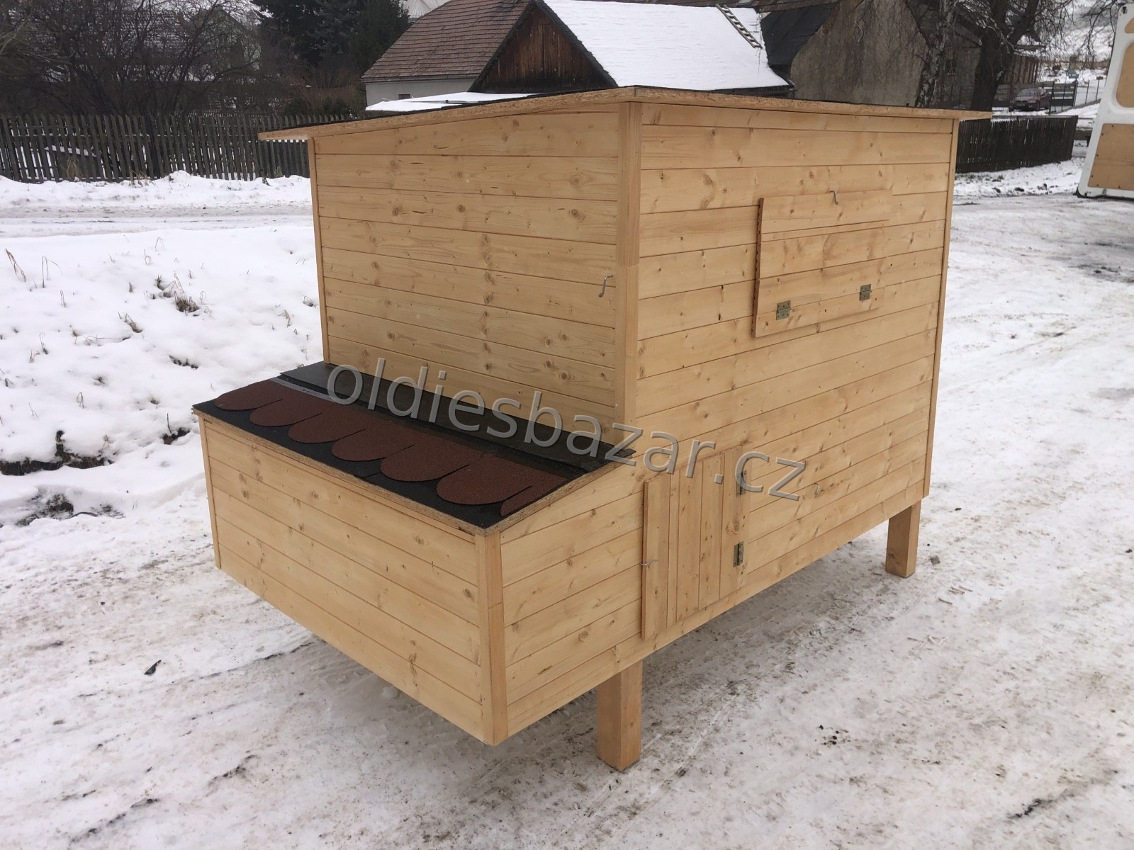 Zateplený dřevěný kurník 160 × 120 cm pro 15–20 slepic s dopravou zdarma po celé ČR