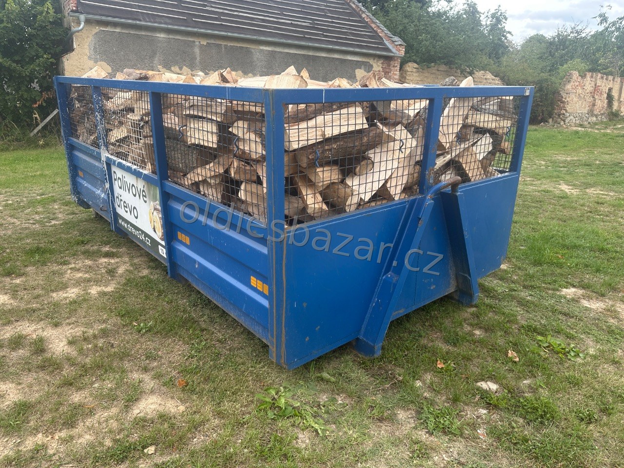 Štípané palivové dřevo s dovozem v okolí Krnova